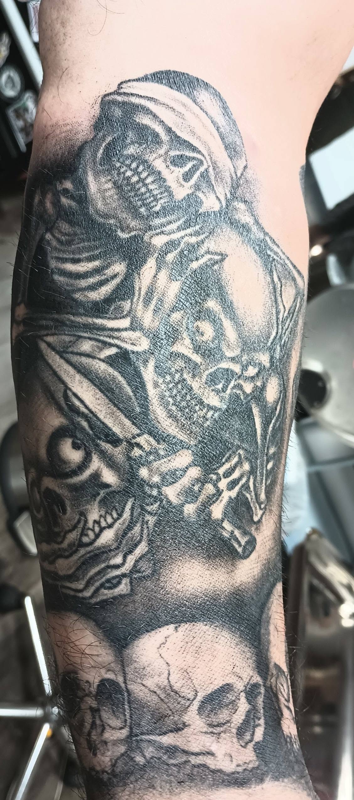 Skull and dagger sleeve